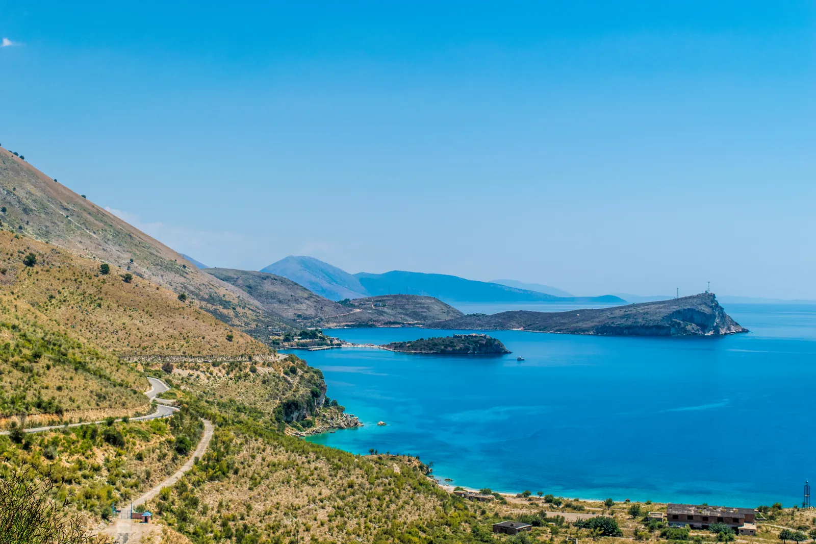 Baía de Porto Palermo na riviera albanesa