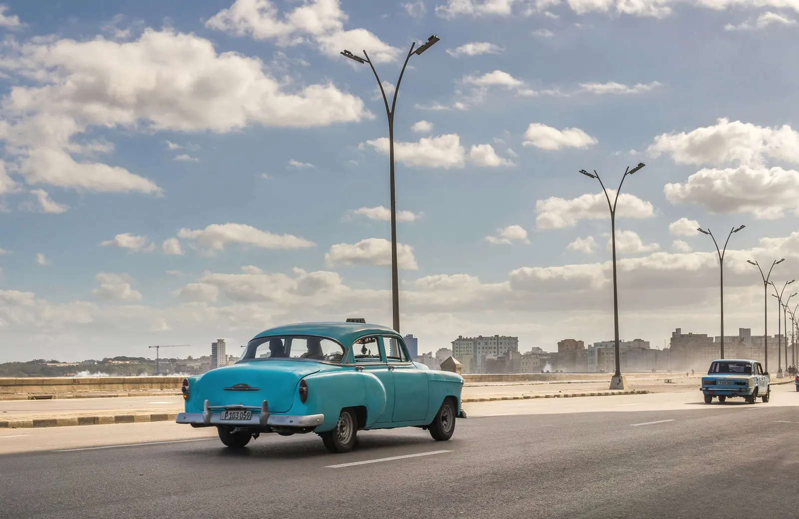 Carros clássicos no Malecón de Havana, Cuba